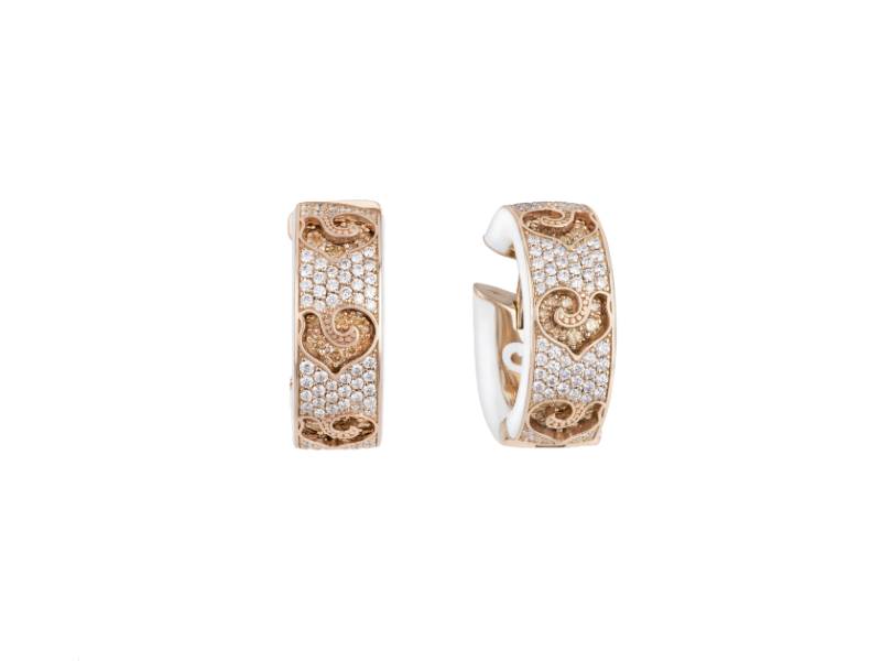 ORECCHINI A CERCHIETTO IN ORO ROSA E PAVE’ DI DIAMANTI, GALLI IN DIAMANTI CHAMPAGNE E SMALTO BIANCO CAROUSEL CHANTECLER 41112