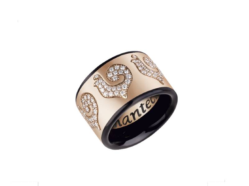 ANELLO FASCIA IN ORO ROSA, GALLI IN PAVE’ DI DIAMANTI E SMALTO NERO CAROUSEL CHANTECLER 41030
