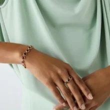 BRACCIALE-MORBIDO-IN-ORO-18KT-CON-GRANATI-JAIPUR-COLOR-MARCO-BICEGO-BB2975_RG_Y_02_INDOSSO