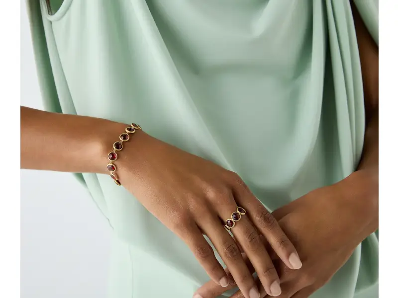 BRACCIALE-MORBIDO-IN-ORO-18KT-CON-GRANATI-JAIPUR-COLOR-MARCO-BICEGO-BB2975_RG_Y_02_INDOSSO