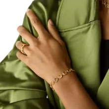 BRACCIALE-MORBIDO-IN-ORO-18KT-CON-TOPAZI-JAIPUR-COLOR-MARCO-BICEGO-BB2975_QG_Y_02_INDOSSO