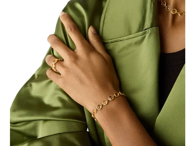 BRACCIALE-MORBIDO-IN-ORO-18KT-CON-TOPAZI-JAIPUR-COLOR-MARCO-BICEGO-BB2975_QG_Y_02_INDOSSO
